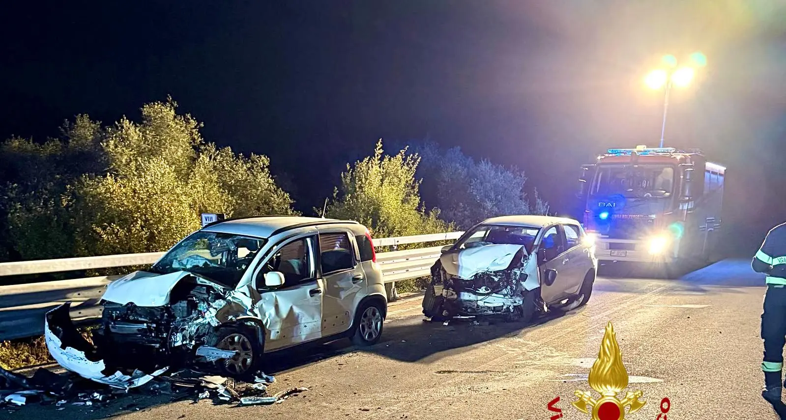 Scontro frontale nella notte sulla strada per Cannigione: cinque feriti