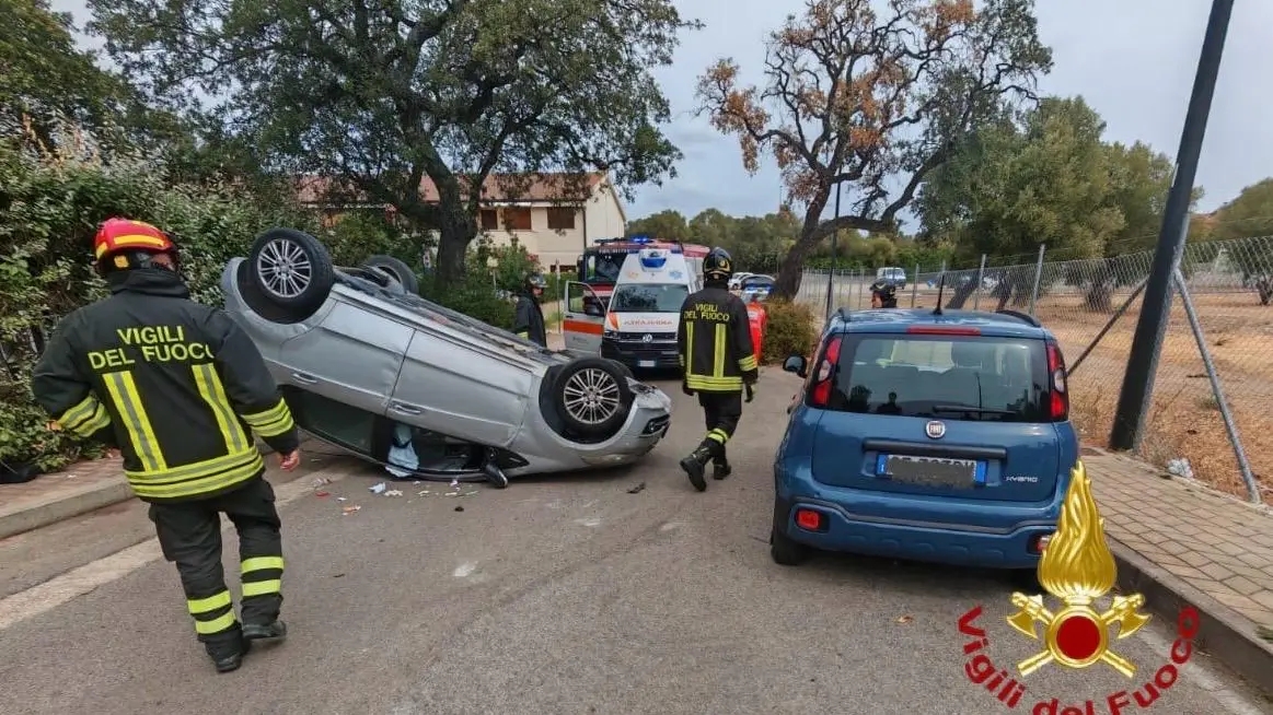 Violento scontro con due auto parcheggiate: donna estratta dalle lamiere a Olbia