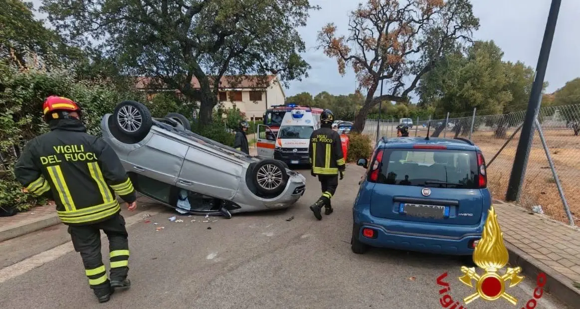 Violento scontro con due auto parcheggiate: donna estratta dalle lamiere a Olbia