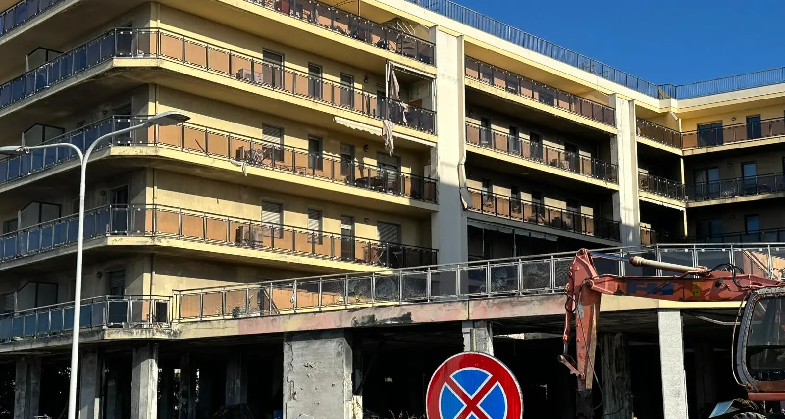 Palazzo bruciato ad Alghero, al via le operazioni di bonifica