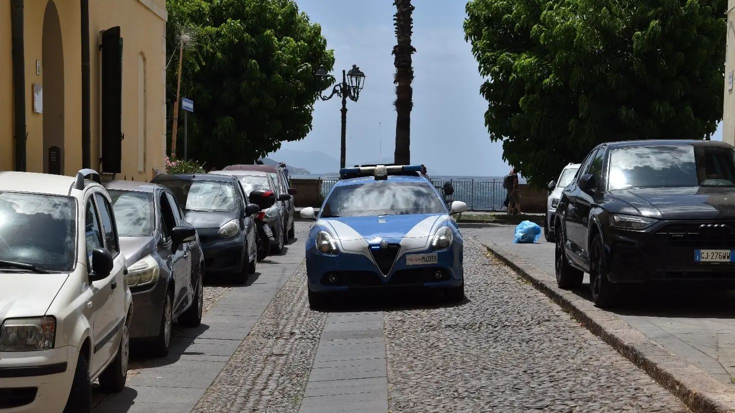 Furto da mille euro in una profumeria ad Alghero: tre denunciati dalla Polizia