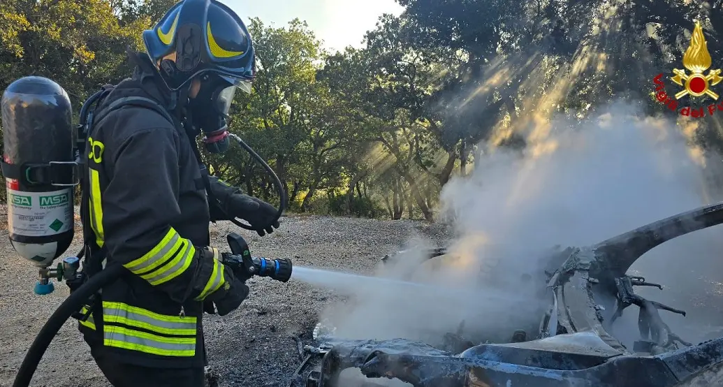 Auto in fiamme sulla SP 26 tra Cala Gonone e Dorgali, illesi due turisti milanesi