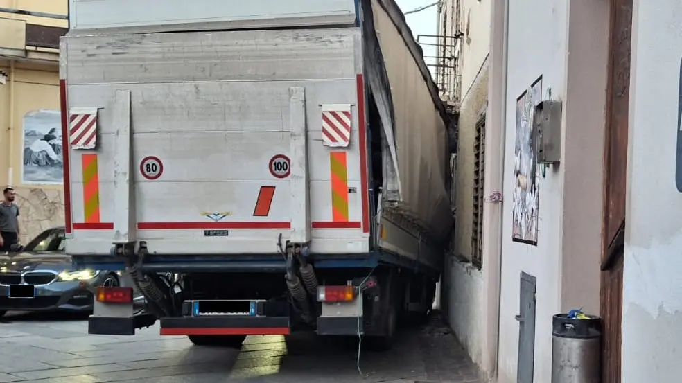 Camion urta un terrazzino a Loceri: paura tra i residenti di via Roma