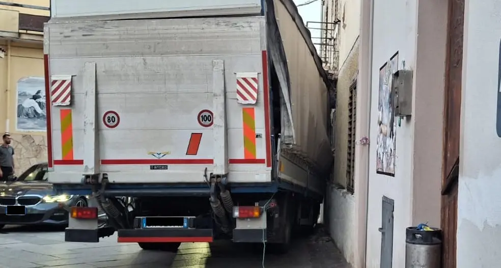 Camion urta un terrazzino a Loceri: paura tra i residenti di via Roma