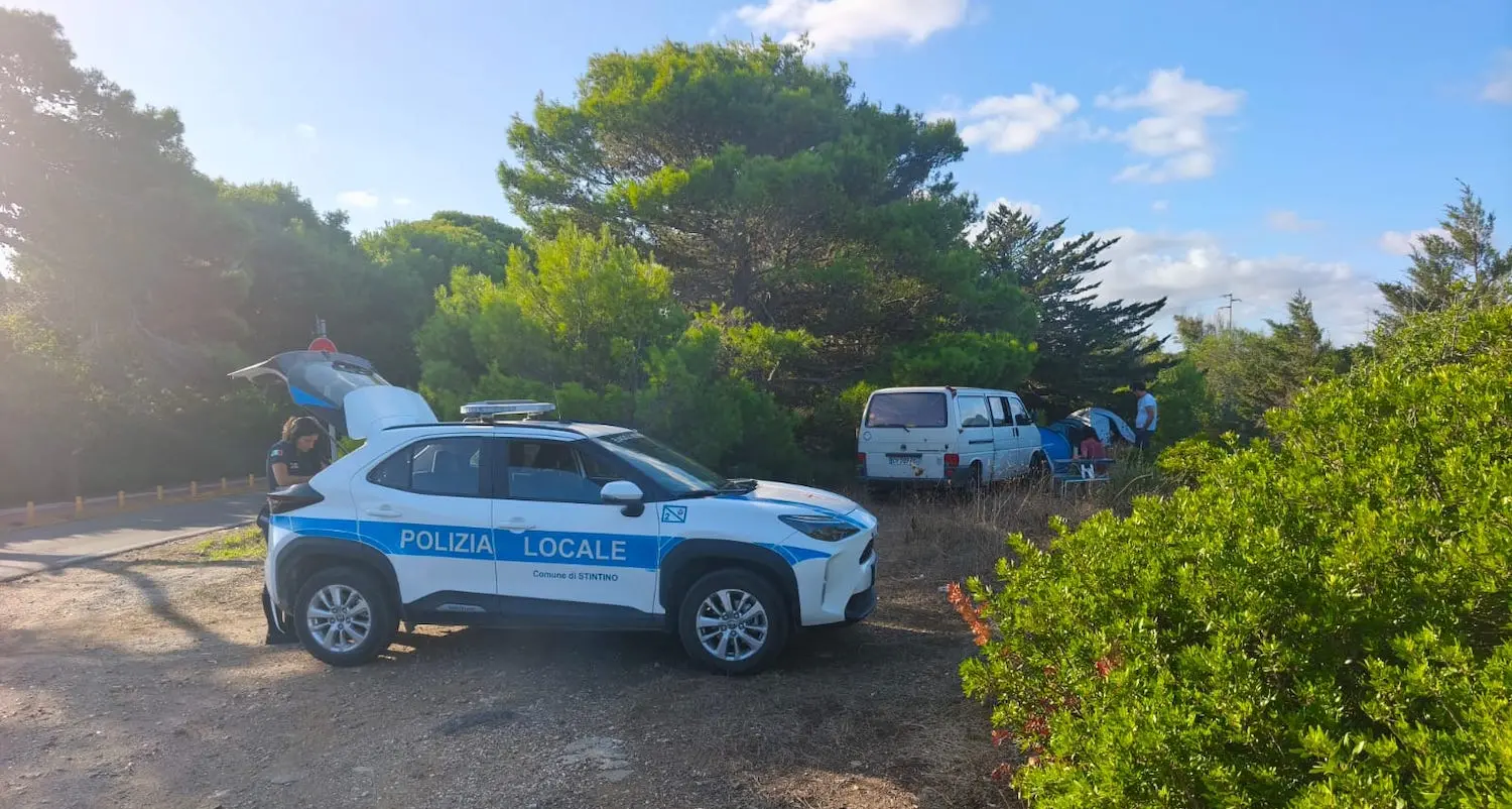 Campeggio abusivo sul litorale di Stintino, scattano le sanzioni