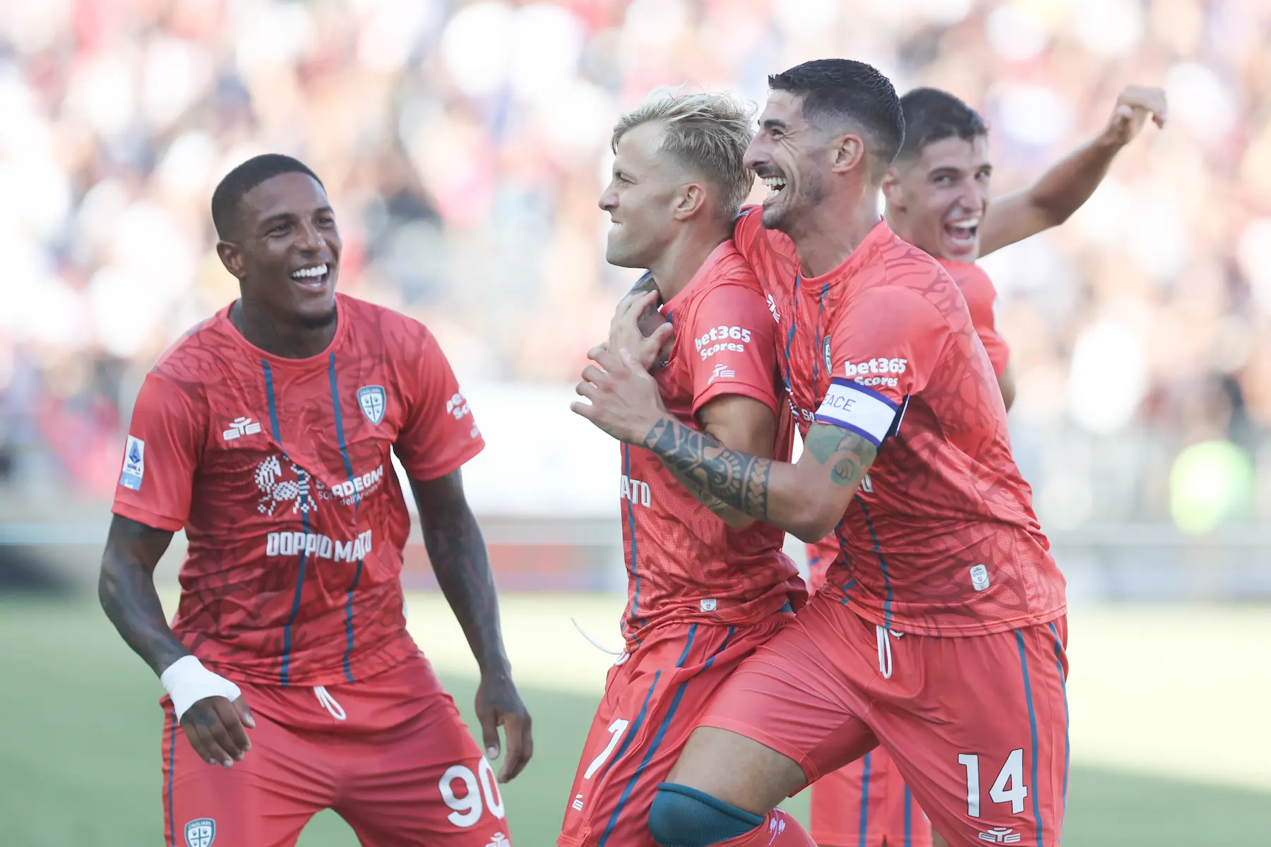 Parma sprecone, Cagliari cinico, alla Domus è 2-0