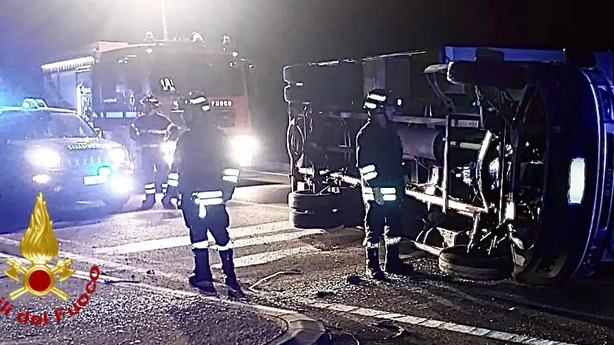 Furgone si ribalta nella notte alla rotatoria di Rudas: conducente ferito ad Alghero
