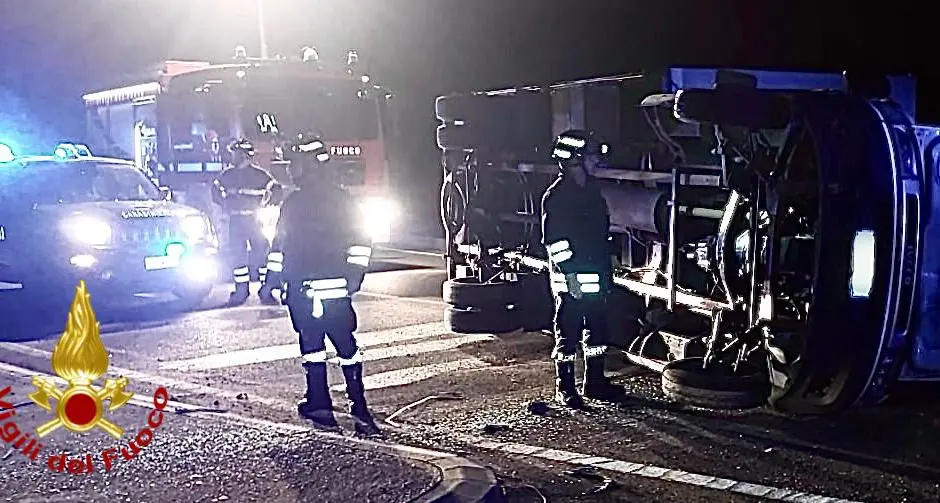 Furgone si ribalta nella notte alla rotatoria di Rudas: conducente ferito ad Alghero