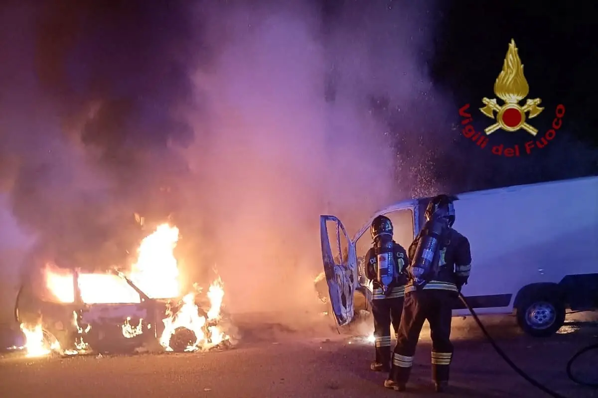 Incendio nella notte a Elmas: distrutti due veicoli in sosta