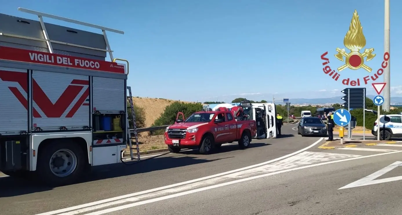 Camion si ribalta su un fianco sulla Statale 195