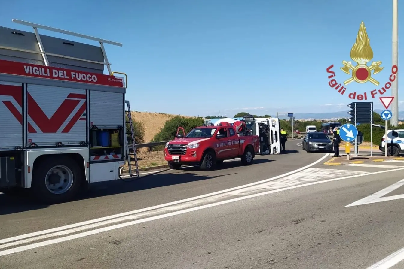 Camion si ribalta su un fianco sulla Statale 195