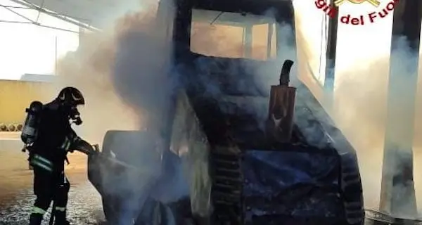 Incendio in un capannone a Villacidro: Vigili del Fuoco al lavoro per due ore