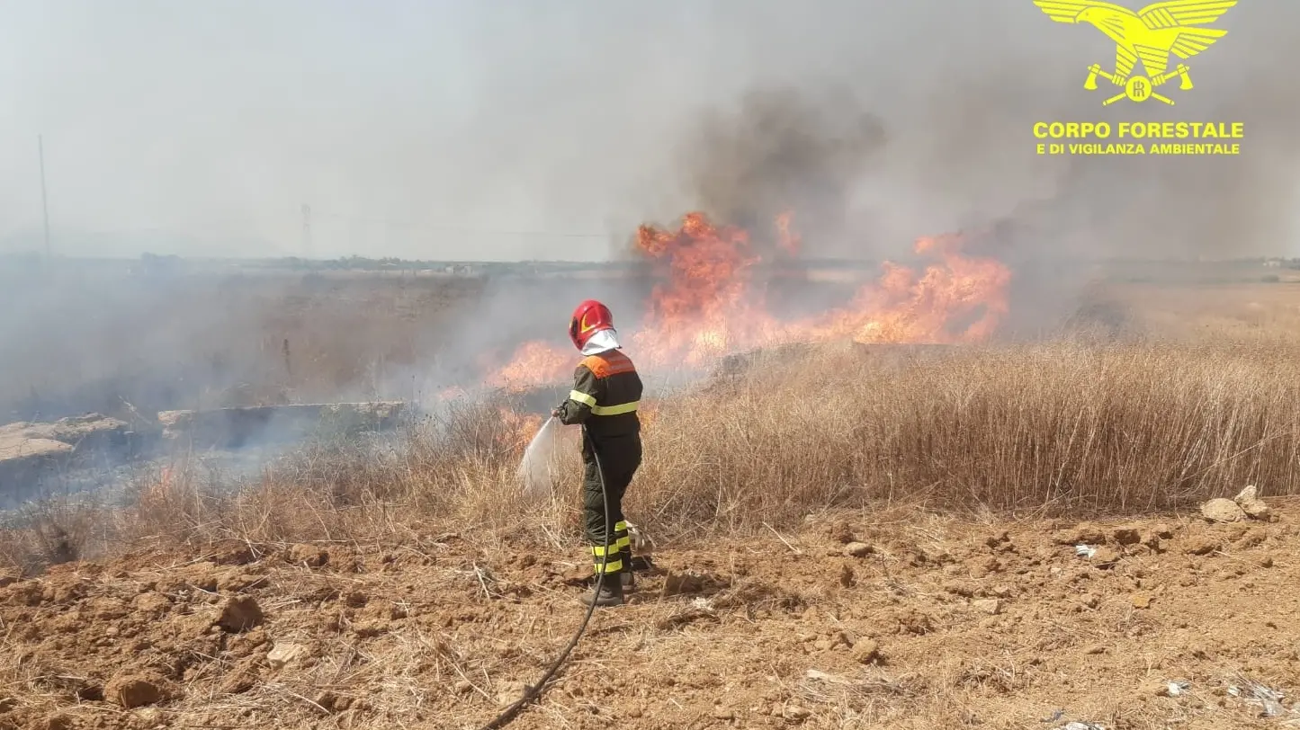 La Sardegna brucia ancora: 16 incendi oggi, elicottero in volo su Maracalagonis