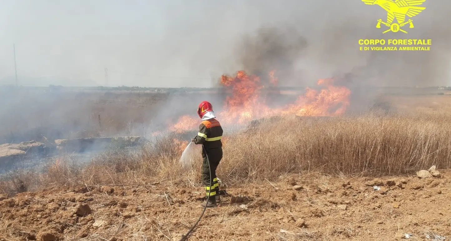 La Sardegna brucia ancora: 16 incendi oggi, elicottero in volo su Maracalagonis