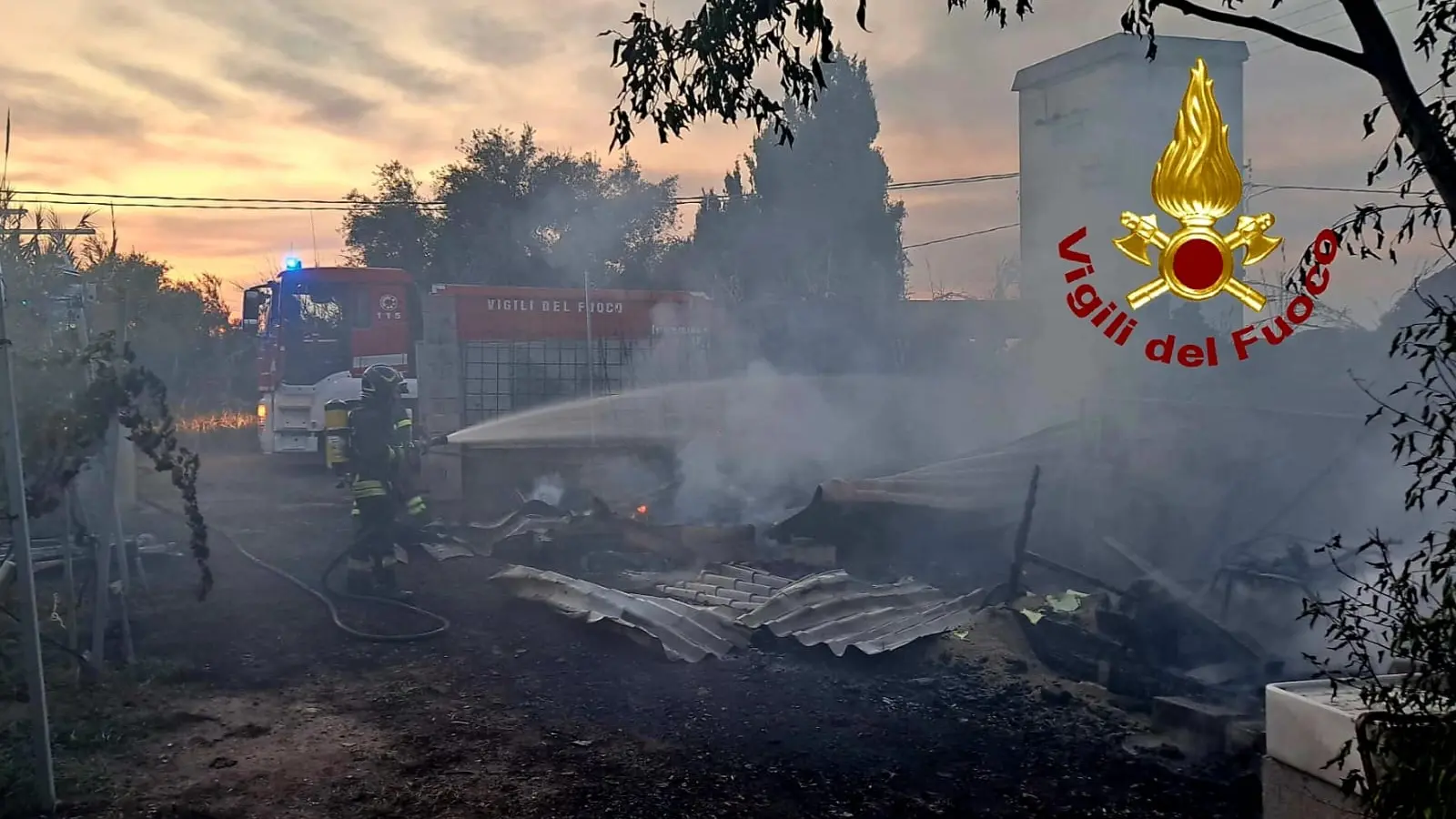 Incendio a Valledoria distrugge un capannone agricolo