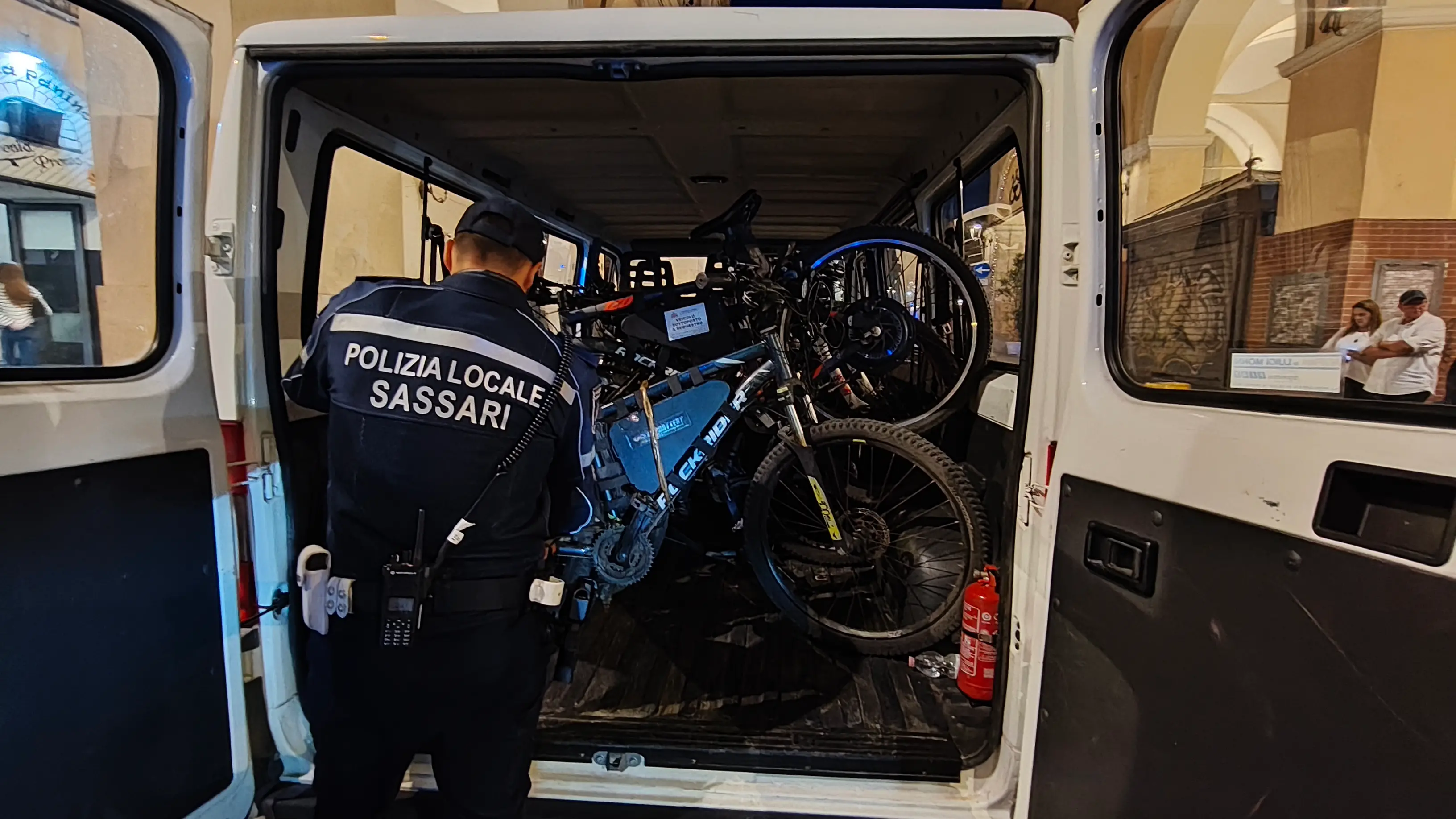 Bici “truccate” per le consegne: sequestrate undici e multati i rider a Sassari