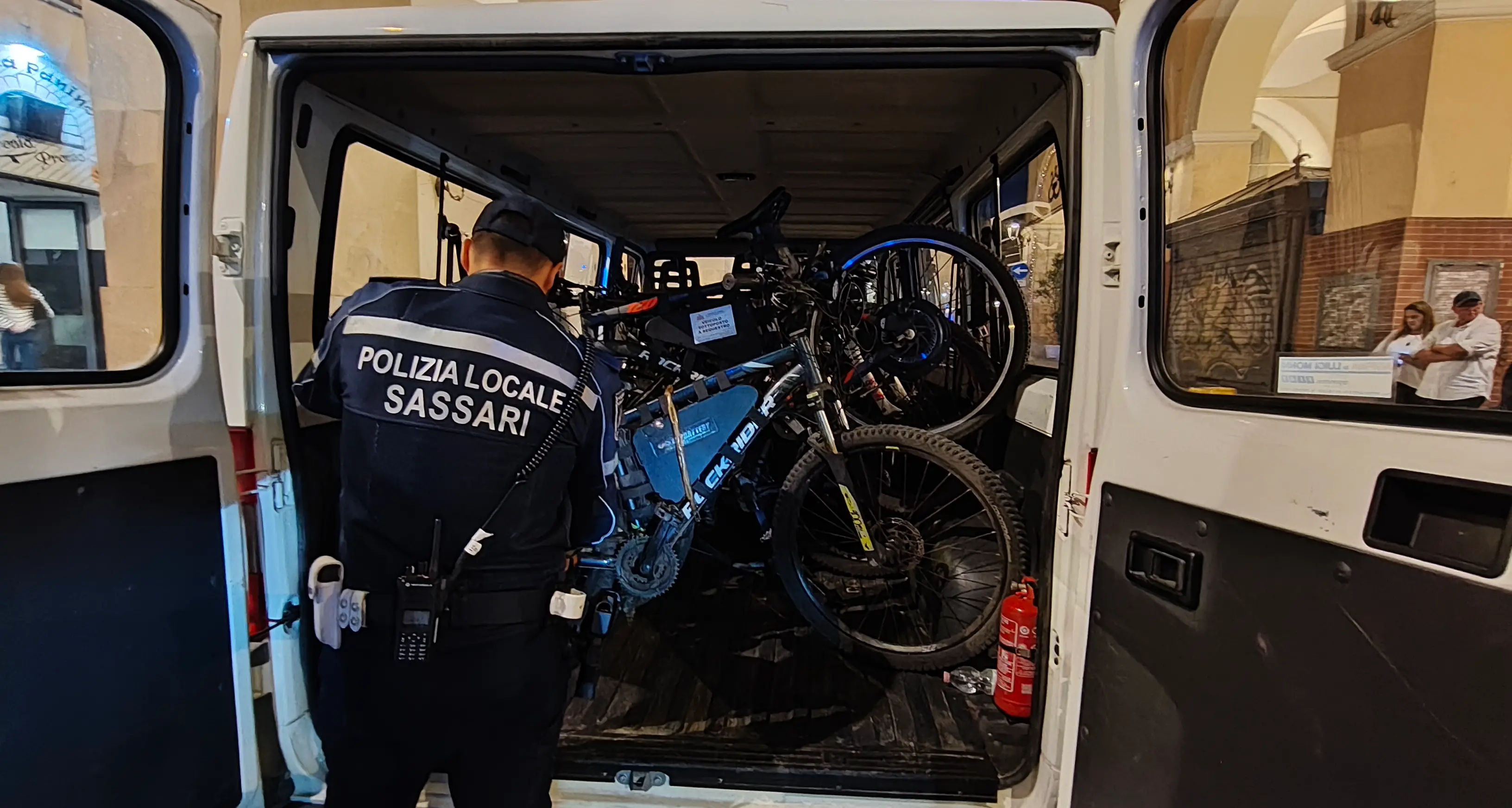 Bici “truccate” per le consegne: sequestrate undici e multati i rider a Sassari