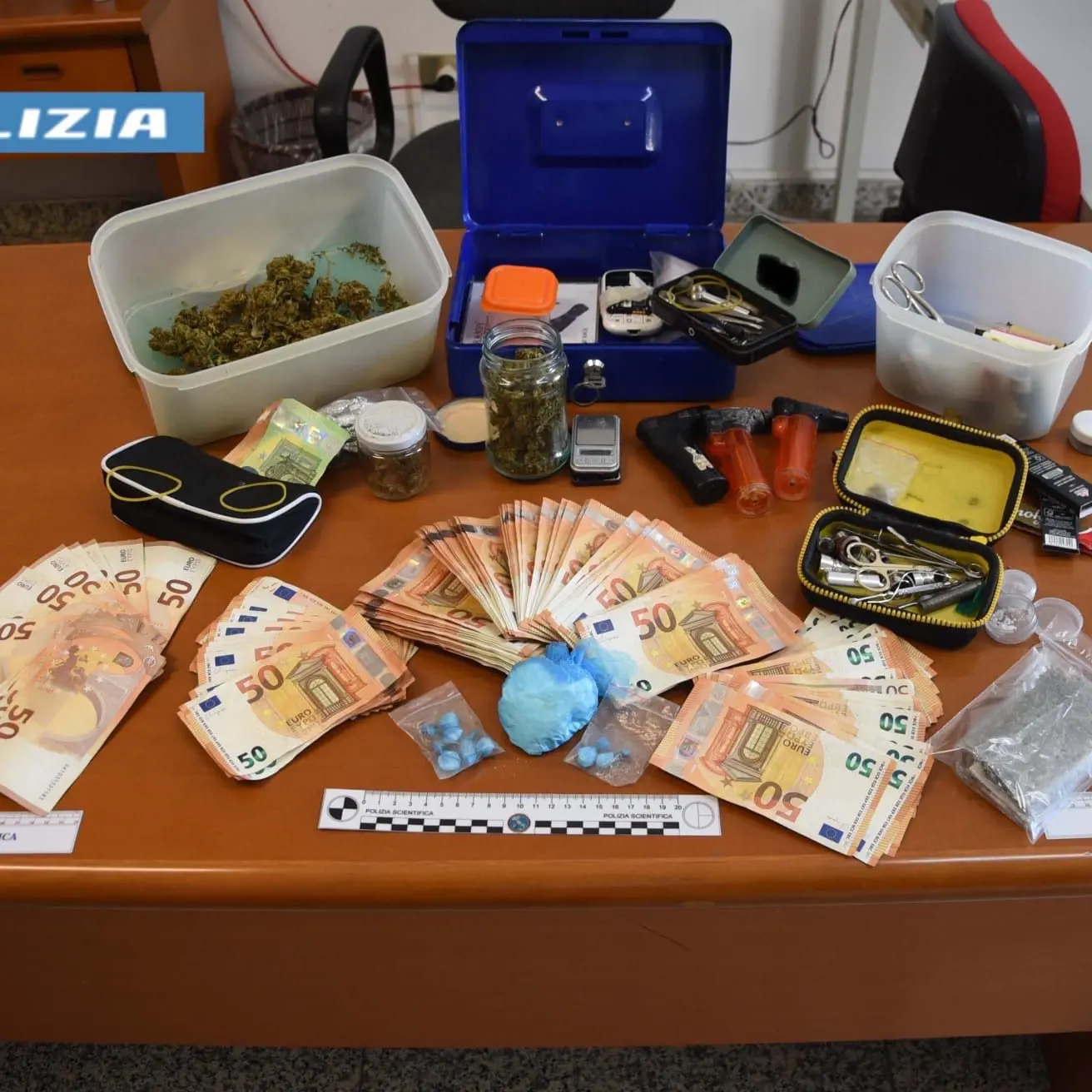 Giovane arrestato per spaccio a Oristano: sequestrati cocaina, marijuana e 7.500 euro
