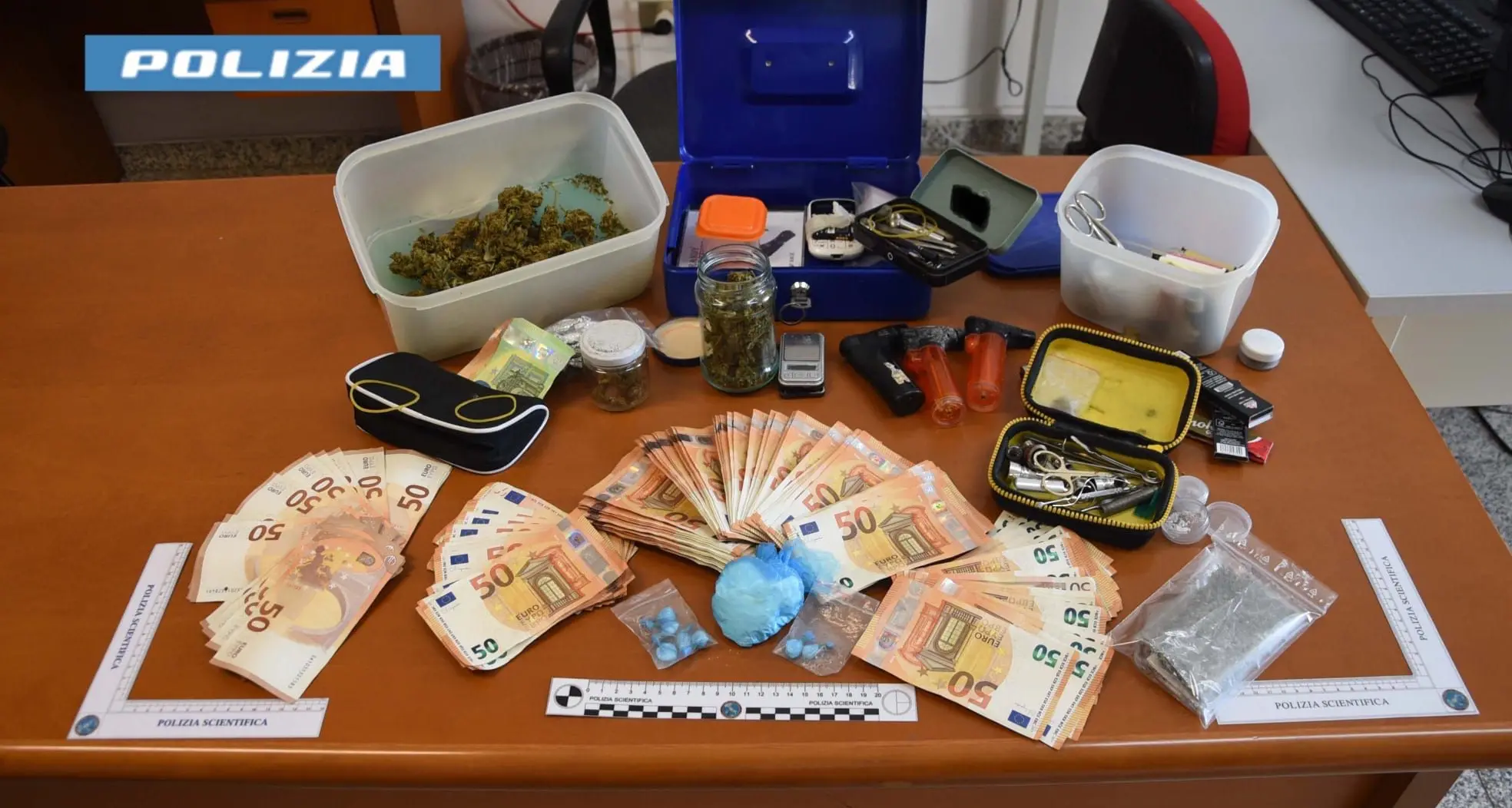 Giovane arrestato per spaccio a Oristano: sequestrati cocaina, marijuana e 7.500 euro