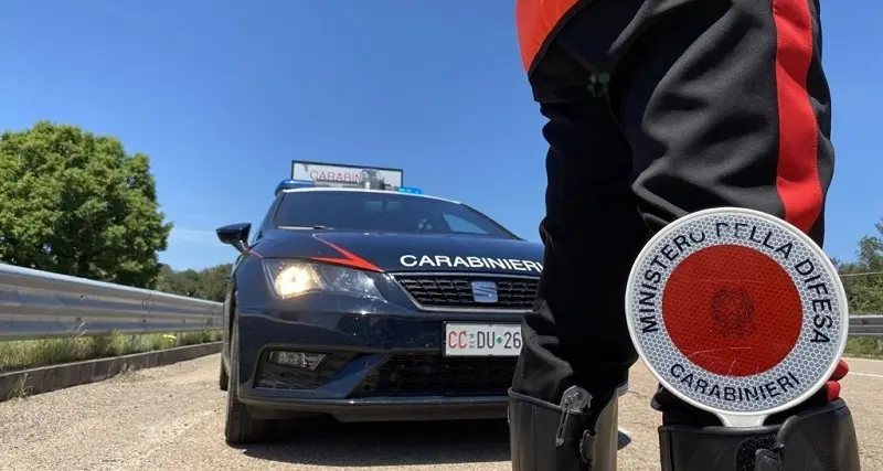 Tenta di disfarsi della droga dal finestrino: arrestata a Castelsardo