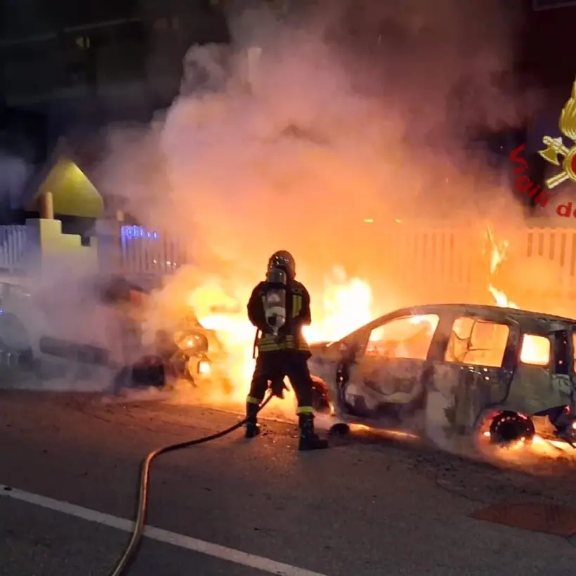 Paura a Cagliari, incendio auto coinvolge anche la rete del gas