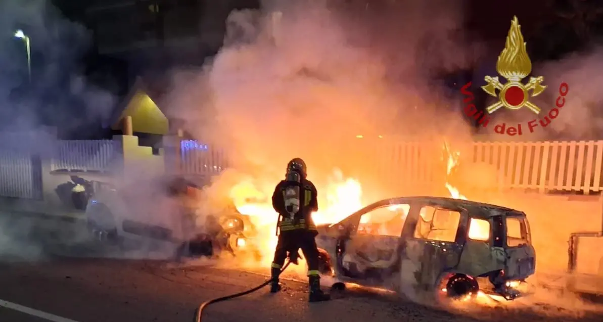 Paura a Cagliari, incendio auto coinvolge anche la rete del gas