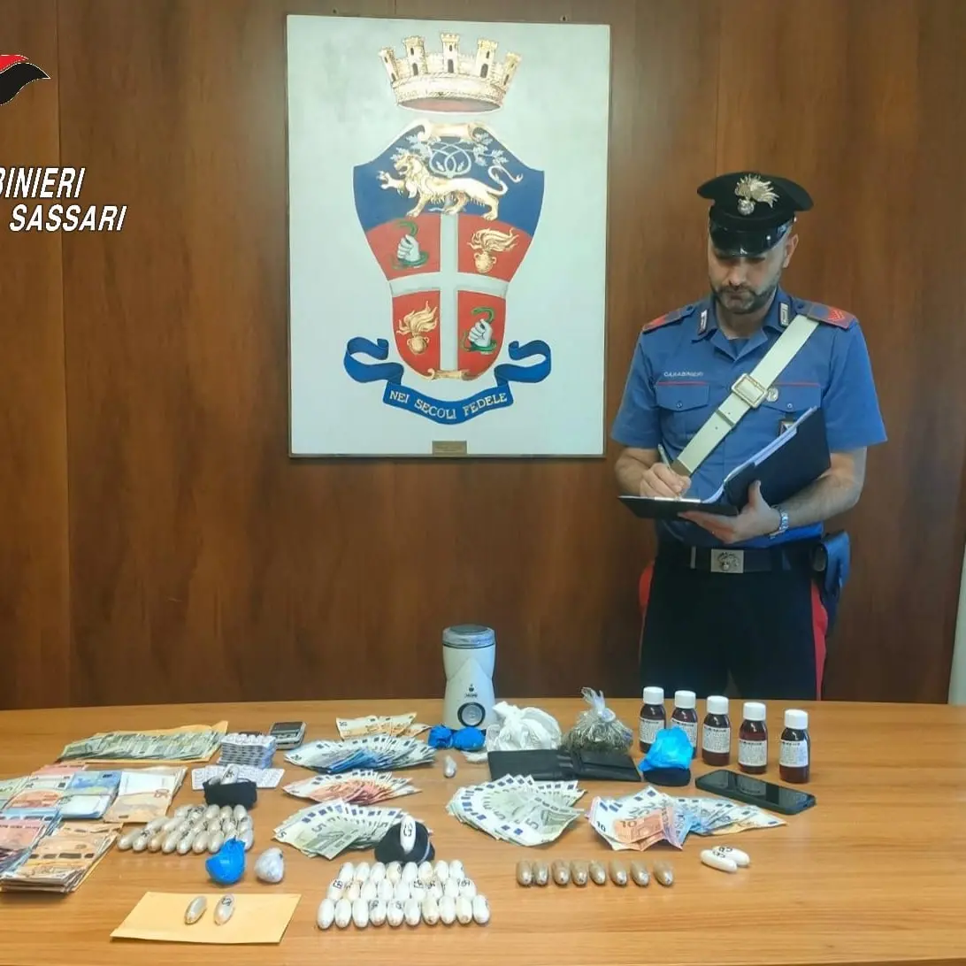 Tentano di gettare la droga dalla finestra: arrestati due uomini e una donna a Sassari