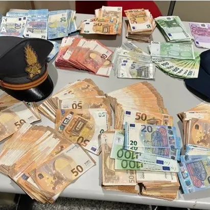 Passeggero in partenza con oltre 60mila euro in contanti fermato all’aeroporto di Elmas