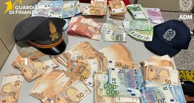 Passeggero in partenza con oltre 60mila euro in contanti fermato all’aeroporto di Elmas