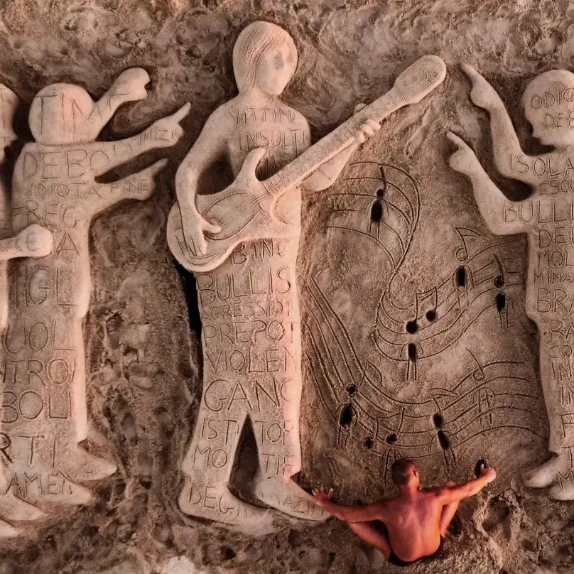 Una scultura di sabbia a Platamona per ricordare Paolo, il 15enne vittima di bullismo