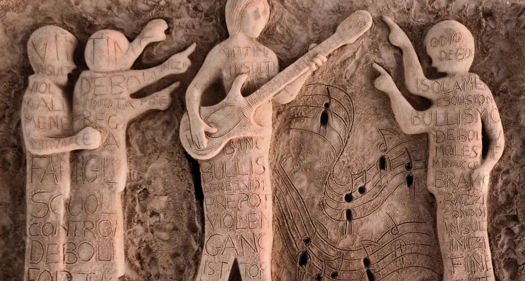 Una scultura di sabbia a Platamona per ricordare Paolo, il 15enne vittima di bullismo