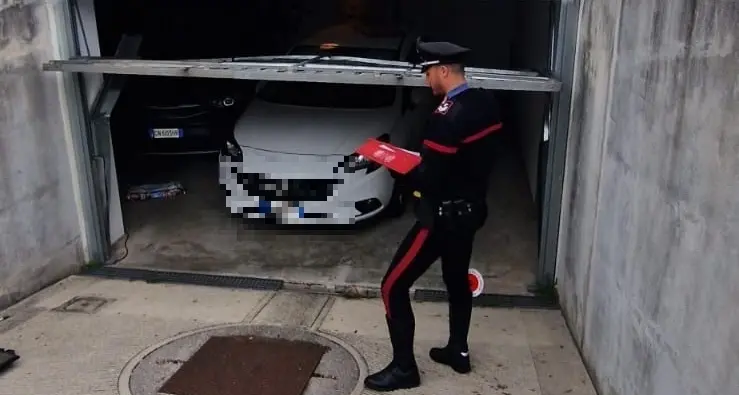 Scende dall'auto per chiudere il garage ma viene investita a morte dal mezzo