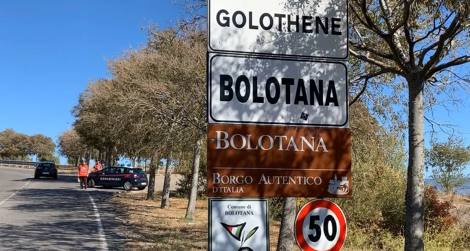 Rubano la carta di credito un anziano e fanno acquisti: denunciati a Bolotana