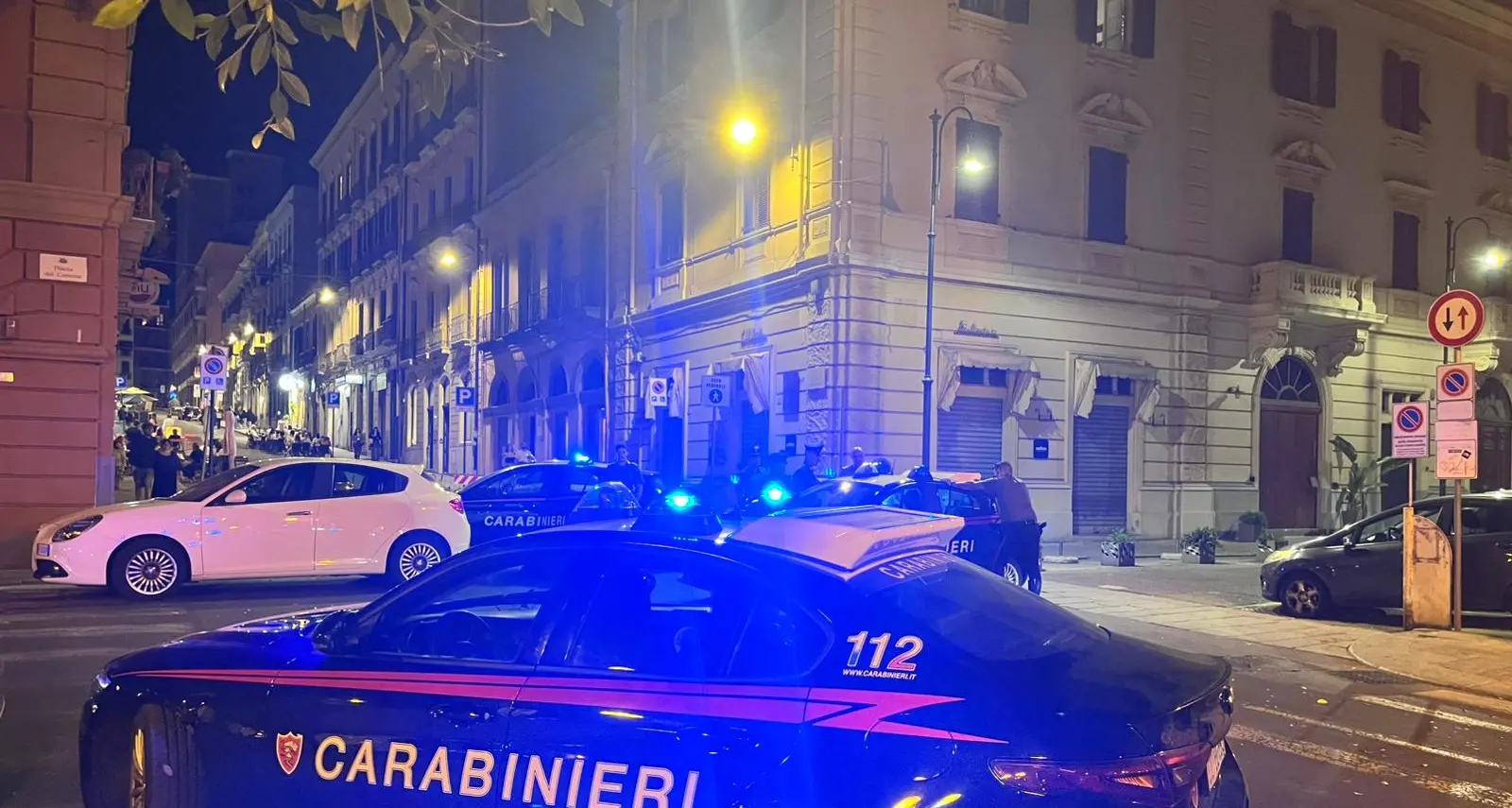 Controlli serrati in piazza del Carmine: 5 persone allontanate e 2 denunciate dai Carabinieri