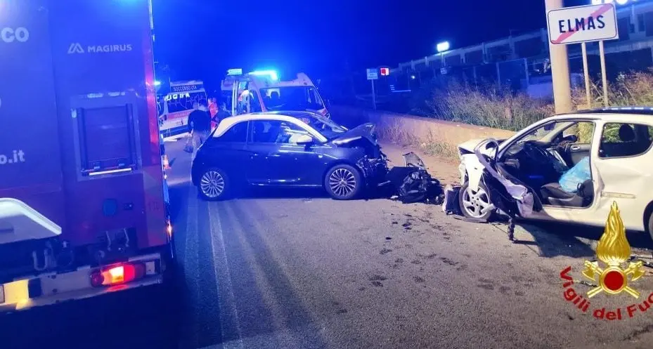 Schianto frontale in viale Elmas a Cagliari: conducente estratto dalle lamiere