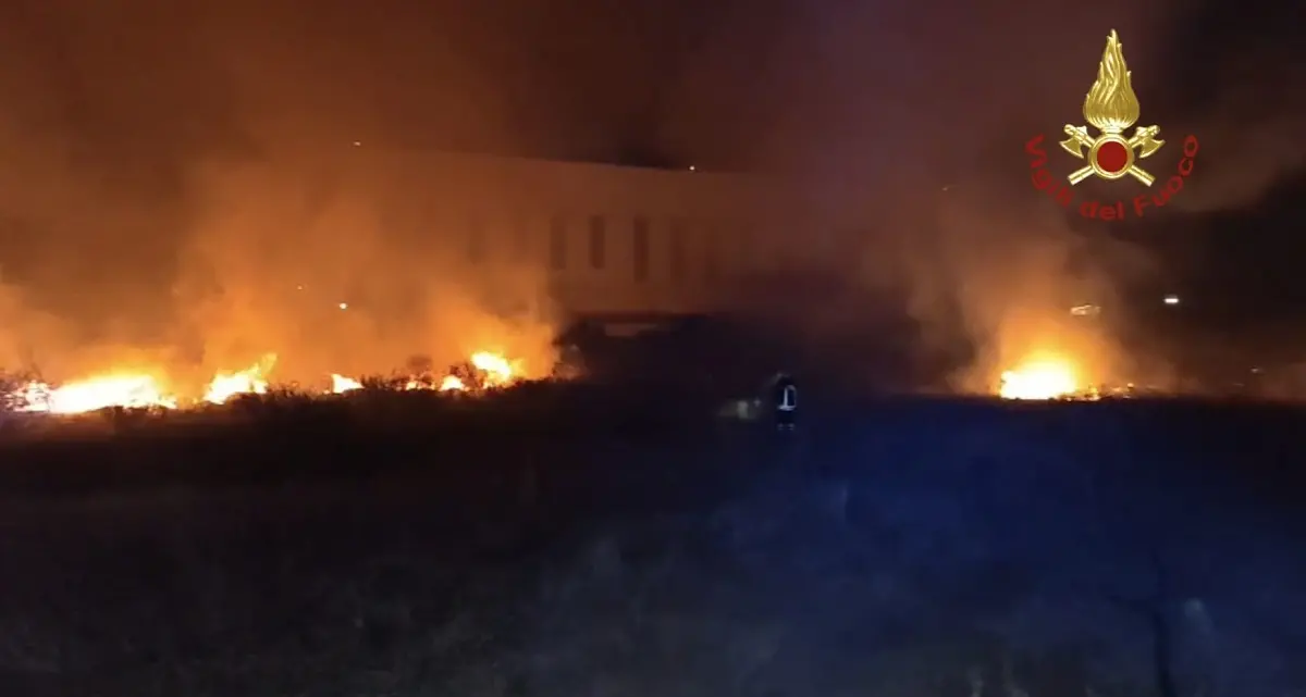Incendio nella notte a Olbia, fiamme vicine all'aeroporto