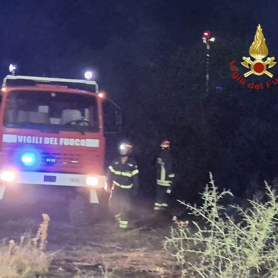 Incendio nella notte a Olbia, fiamme vicine all'aeroporto