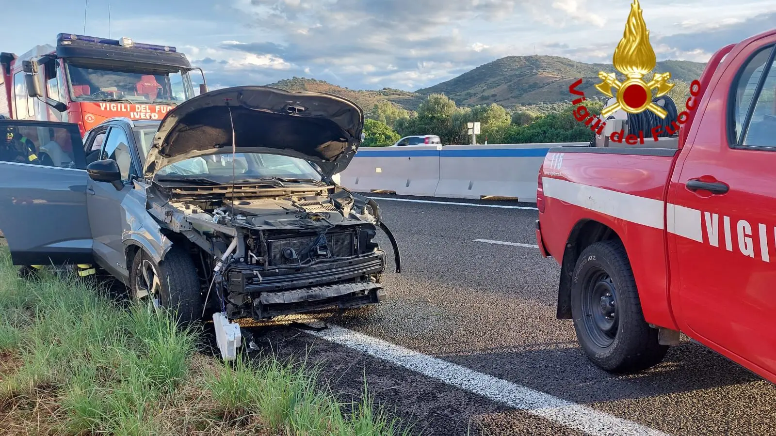 Auto finisce fuori strada sulla 131 Dcn all'altezza del bivio per Agrustos, due feriti