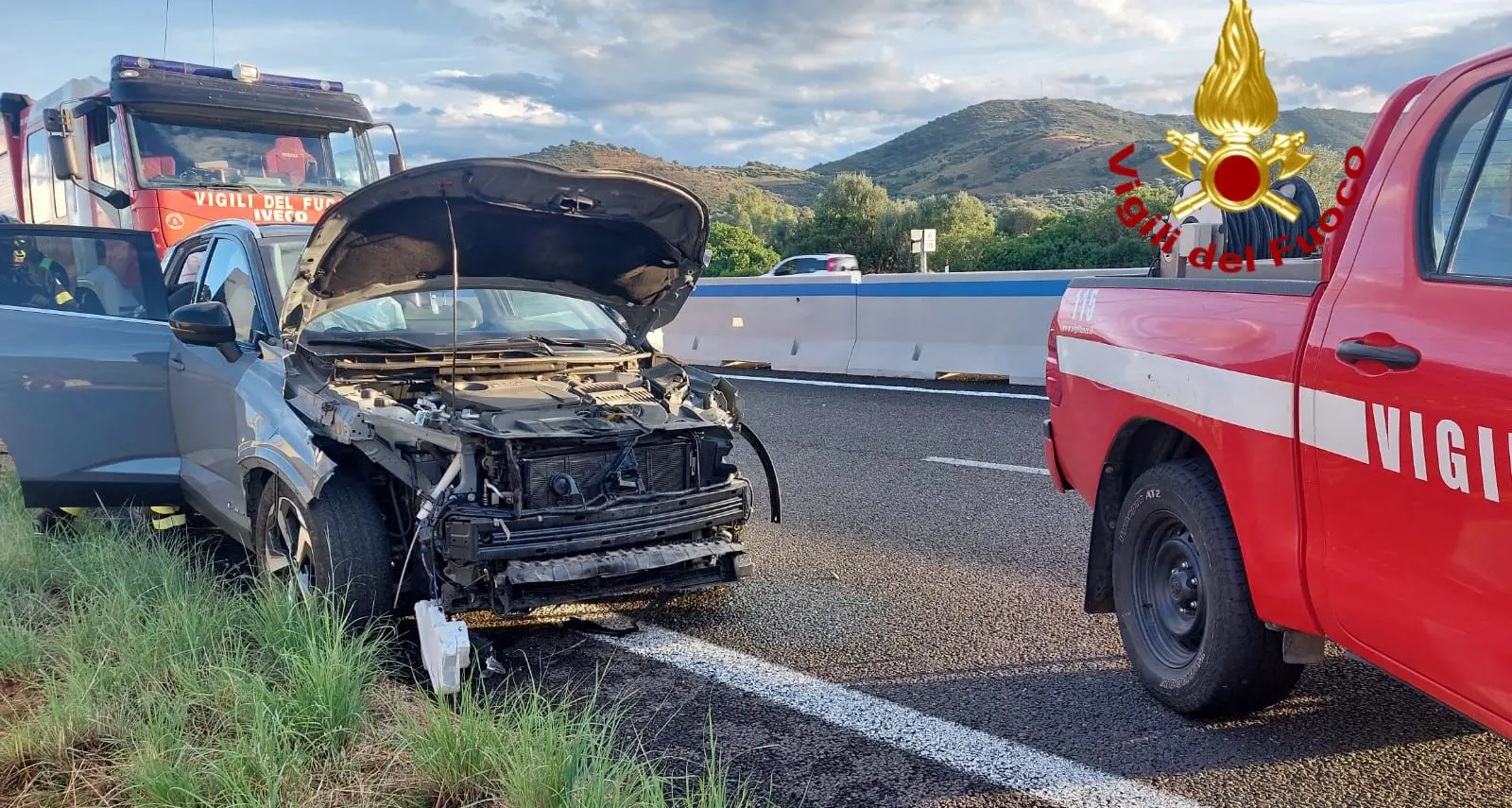 Auto finisce fuori strada sulla 131 Dcn all'altezza del bivio per Agrustos, due feriti