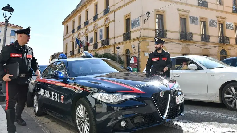 Sorvegliato speciale arrestato con 5 coltelli a Sanluri: era fuori dal comune di residenza