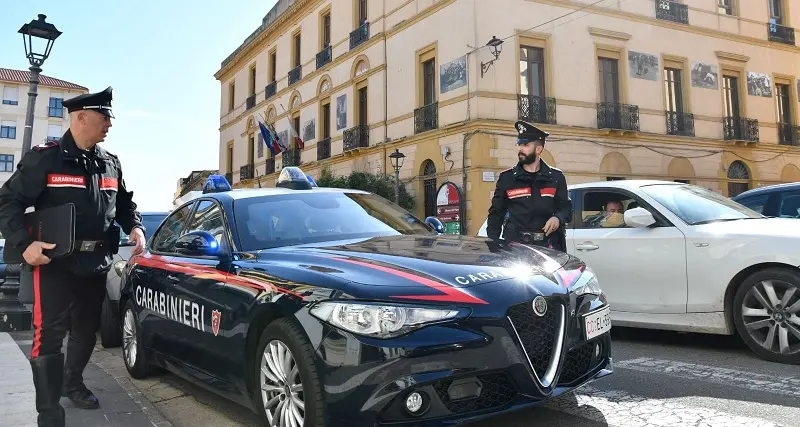 Sorvegliato speciale arrestato con 5 coltelli a Sanluri: era fuori dal comune di residenza
