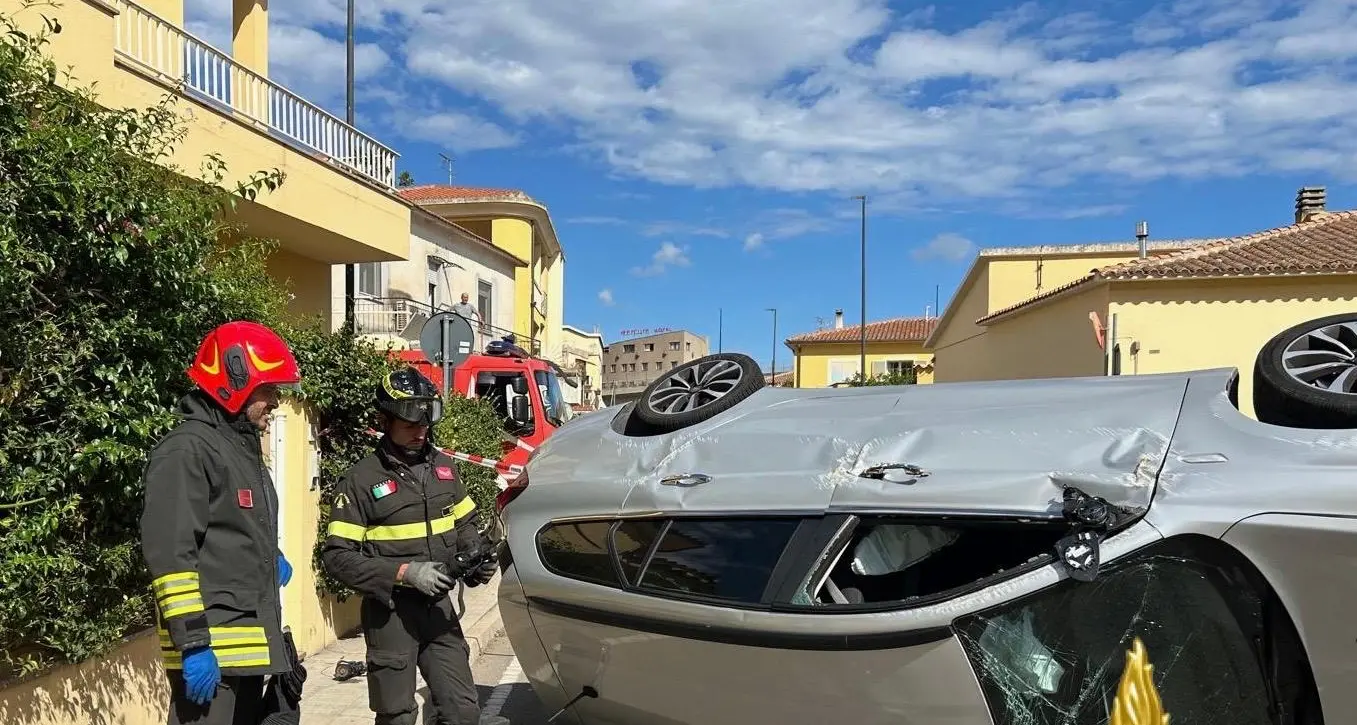 Auto colpisce due veicoli parcheggiati e si ribalta: incidente a Olbia