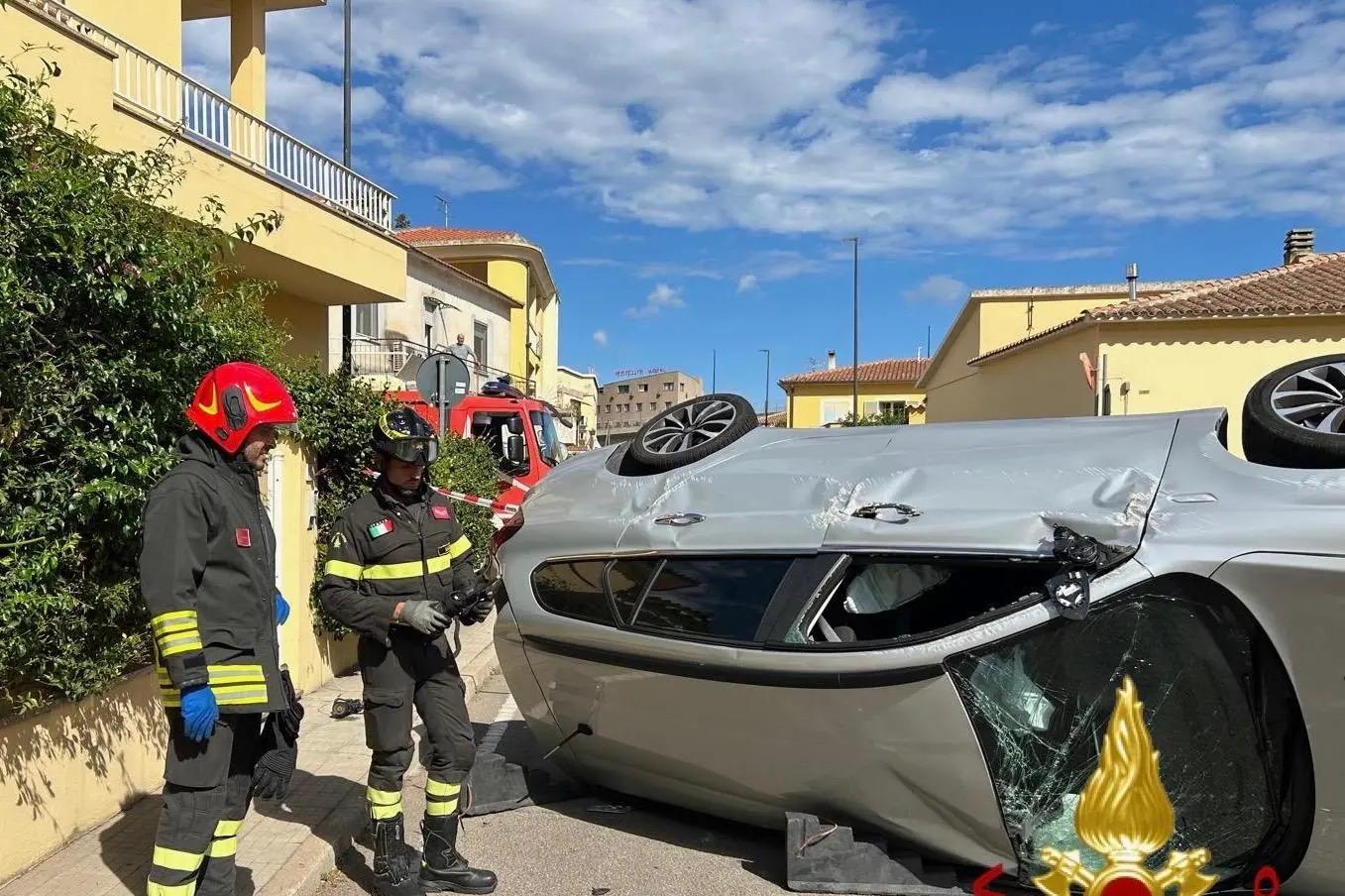 Auto colpisce due veicoli parcheggiati e si ribalta: incidente a Olbia