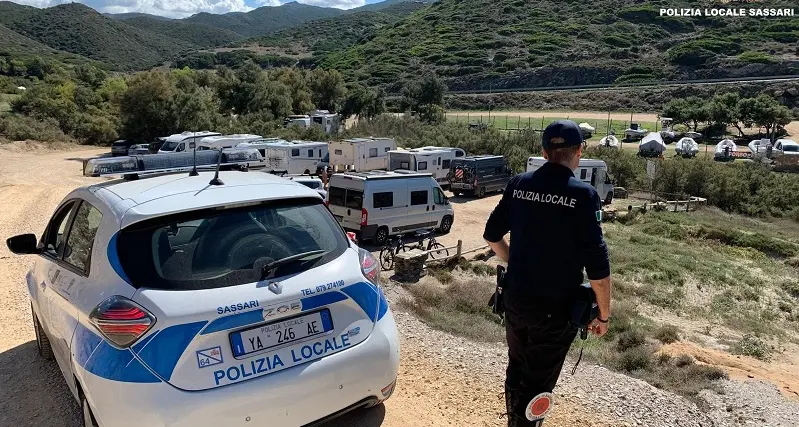 Tendopoli abusiva vista mare, camper su rocce e costoni: turisti sanzionati a Porto Palmas