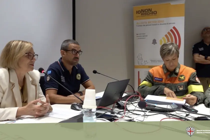 <p> L\\u2019assessora della Difesa dell\\u2019Ambiente, Rosanna Laconi, presso la sede regionale della Protezione Civile</p>\\n