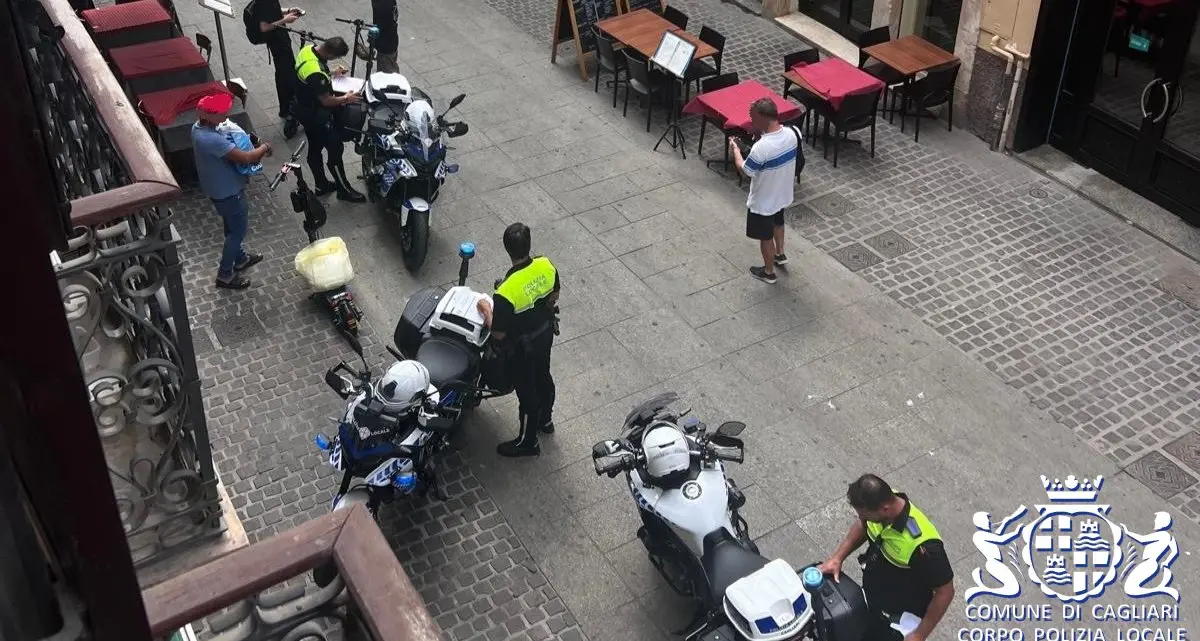 Controlli e multe a Cagliari: monopattini e bici elettriche nel mirino della Polizia locale
