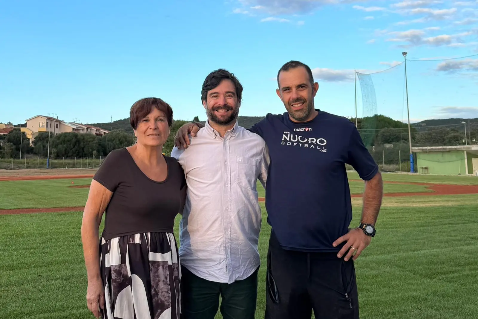 <p>Il consigliere Valdo Di Nolfo, con il presidente dell\\u2019ASD Los Amigos Olmedo Baseball Domenico Cuggia e la vicepresidente Maria Salaris</p>\\n