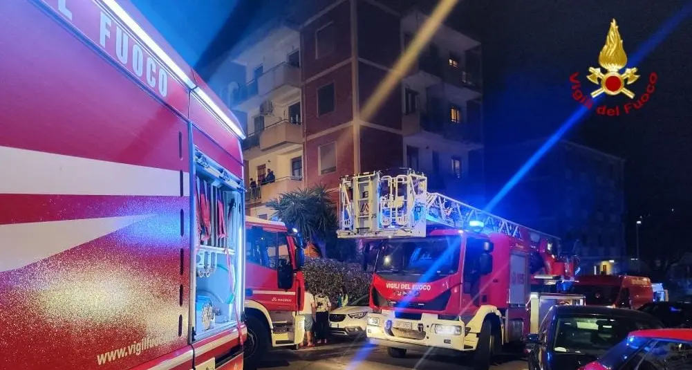 Incendio in un'abitazione a Cagliari: evacuato l'intero condominio