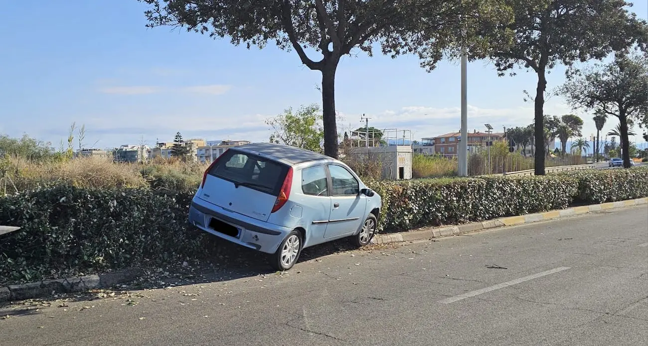 Incidente al Poetto: auto finisce contro un albero