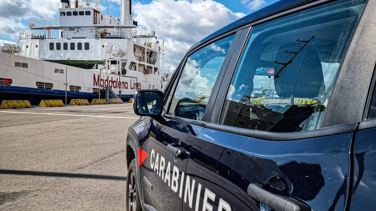 Furti per 4000 euro in due negozi a La Maddalena: arrestate sei persone